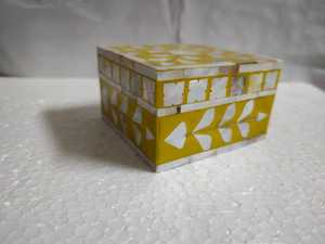 Beauté intemporelle d'incrustation de nacre. Délicatement fabriquée à la main, sa surface est ornée d'une décoration florale jaune vibrante - Product Image 4