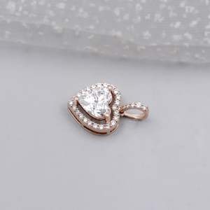 Colgante de Diamantes con Halo de Oro Rosa en Forma de Corazón Romántico, Certificado por IGI, Joyería de Lujo - Product Image 6