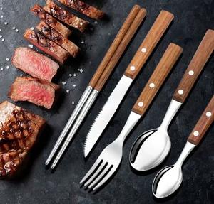 Juego de cubiertos de madera asequible, duradero y ecológico con un diseño único y acabado pulido para comidas formales e informales. - Product Image 1
