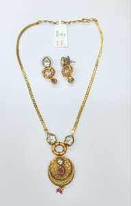 Elegante collar con colgante Kundan con piedras verdes y pendientes a juego Ideal para festivales, bodas y funciones especiales - Product Image 3