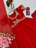 Magnifique robe longue de style Anarkali en soie premium avec broderie, pour réception et soirée, avec ensemble dupatta
