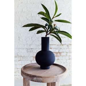 Nouveaux vases en métal en vrac faits à la main avec un design de luxe pour un décor commercial forme et taille personnalisées polies dorées - Product Image 3