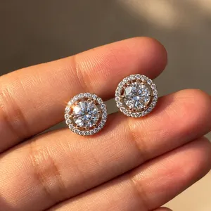 Boucles d'oreilles classiques en or 18 carats avec diamants de laboratoire, taille brillant rond, couleur G, pour femme, tendance, à porter au quotidien - Product Image 2