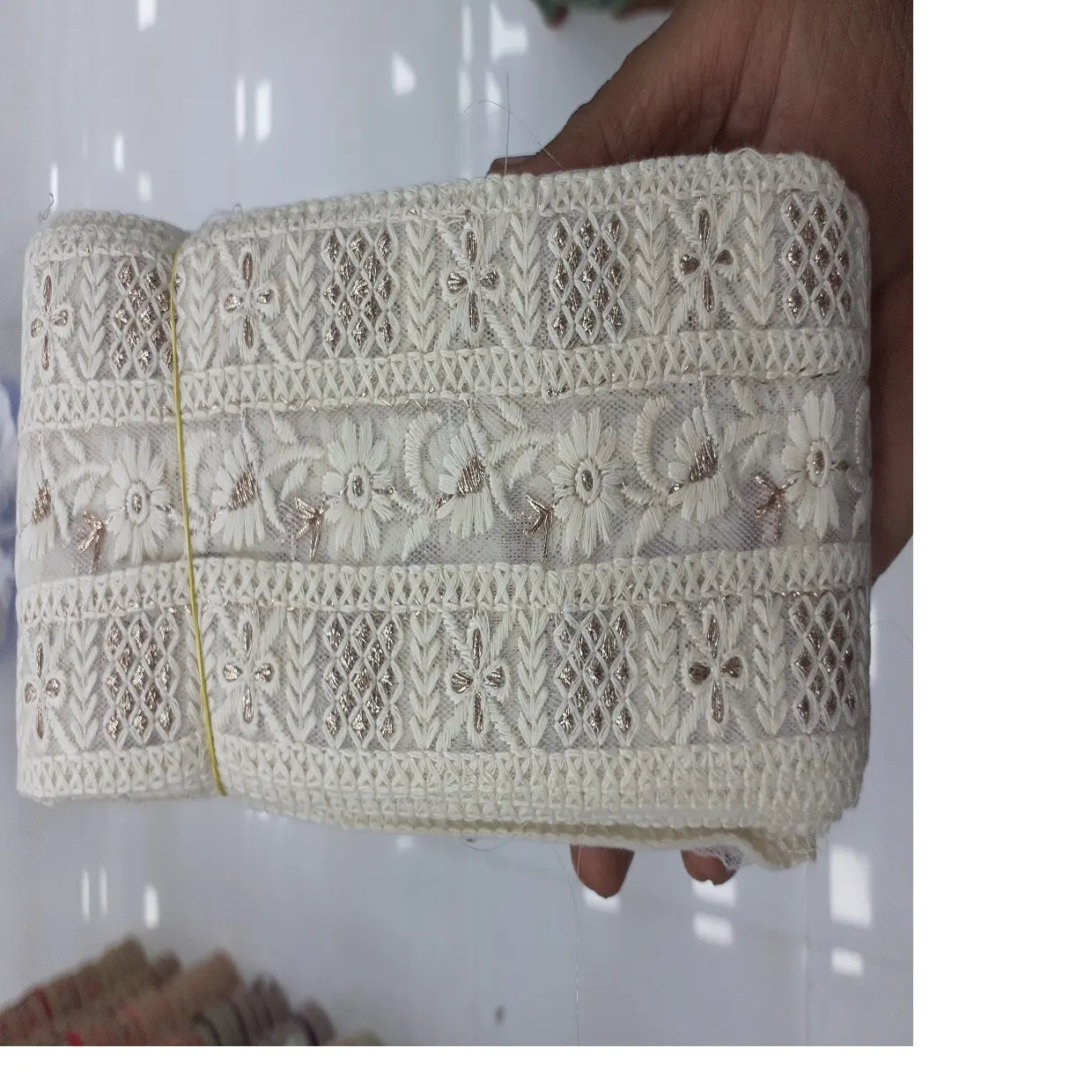2.5インチ幅の金糸刺繍の白い色のオプションを備えたカスタムメイドの刺繍糸作業レース