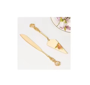 Servidor de pastel de acero inoxidable hecho a mano único y juego de cuchillos con detalles intrincados perfectos para recepciones de bodas con estilo - Product Image 1