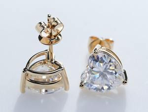 Boucles d'oreilles en argent sterling 925 en forme de coeur blanc Moissanite | Cadeau pour anniversaire - Product Image 2