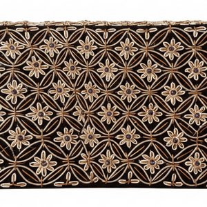 กระเป๋าคลัทช์ปักลาย Noor Grid Zardozi สำหรับงานกลางคืน ซับในผ้าซาตินลายดอกไม้ ทรงสี่เหลี่ยม ตกแต่งคริสตัลทองเหลือง ไข่มุก และโซ่ - Product Image 6