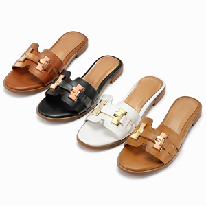 Zapatos de mujer en stock, mules de punta cerrada, sandalias planas de PU con herrajes dorados, pantuflas casuales, liquidación de excedentes, venta al por mayor, listos para enviar - Product Image 1