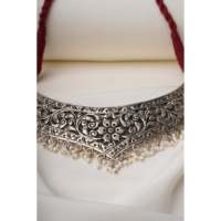 Collier ras du cou artisanal en argent 925, finition oxydée, motif floral et numéroté, religieux chrétien, incrusté de diamants et de perles, plaqué or