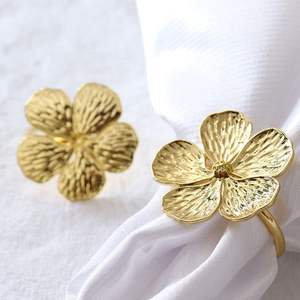 Servilletero de metal tradicional con tallas florales Estética antigua atemporal para bodas y grandes experiencias gastronómicas - Product Image 3