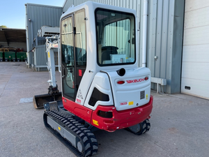 Prix de la pelle Takeuchi TB225 de 2,5 tonnes avec chenilles en caoutchouc extensibles, lame de traçage à 2 vitesses avec extensions et raccord rapide pour chenilles. - Product Image 4