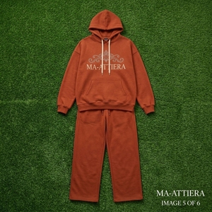 Conjunto de Sudadera con Capucha y Pantalones Jogger para Mujer, Personalizado, Color Marrón Óxido, con Gráficos de Pedrería, de Algodón y Felpa, Estilo Urbano Oversize, Venta al por Mayor OEM - Product Image 4