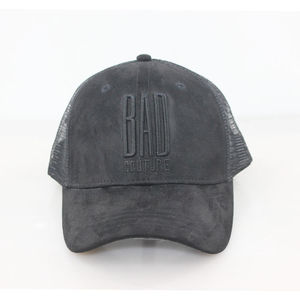 Vente en gros de chapeaux de camionneur avec logo Design You Chapeaux de camionneur 6 panneaux Casquettes en maille Broderie personnalisée Chapeaux Tucker noirs de haute qualité - Product Image 1