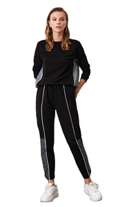 Nouveau design noir pull sweat-shirt à manches longues survêtement de sport avec un design unique ensemble de 2 pièces pour femmes - Product Image 5