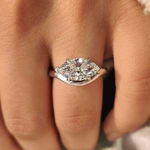 Anillo de compromiso de diamante solitario marquise cultivado en laboratorio, certificado IGI, color E, claridad VS, con dos puntas en V y cuatro puntas en garra. - Product Image 4