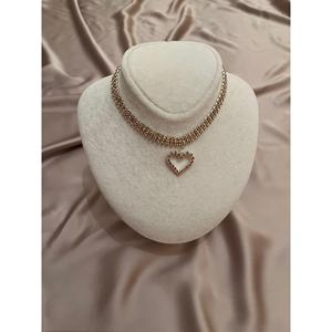 Collana girocollo con figure a cuore di pietra rosa