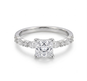Bague de fiançailles pour femme en or 18 carats, coupe princesse avec pierres latérales, diamant de laboratoire certifié IGI, style classique, look minimaliste - Product Image 1