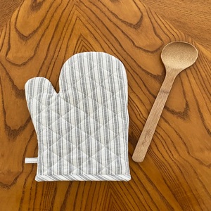 Guante de horno de algodón suave 100% a rayas grises y blancas, Decoración de cocina, sostenible, reutilizable, de alta calidad, elegante, cómodo, ecológico - Product Image 1