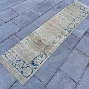 Alfombra Vintage de Estilo Runner de 1.7x7.5 pies (52x229 cm), Alfombra Turca con Bordes Azules - Product Image 2