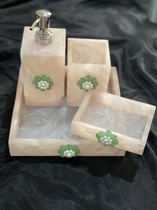 Ensemble de salle de bain en résine personnalisable de quatre pièces au design luxueux fait à la main avec options de couleur et de taille personnalisées - Product Image 4