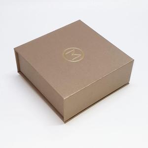 Elegantes Cajas de Regalo de joyería de papel reciclable Forrado de esponja Inserto suave Cierre magnético Diseño portátil Revestimiento UV para seguridad - Product Image 1