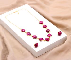 Collar de Cuentas Cuadradas Chapado en Oro Vermeil con Rubí Teñido, Regalo de Boda Moderno para Proveedores Mayoristas - Product Image 2