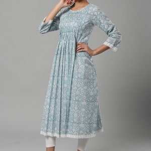 สีน้ำเงินอมเขียว