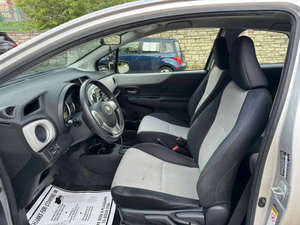 Voiture d'occasion de qualité et abordable, Toyota Yaris 3 portes 2014, conduite à gauche - Product Image 2