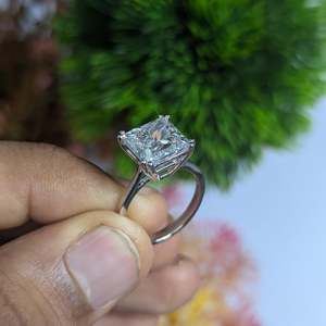 Bague solitaire à double griffe en diamant de laboratoire Princess 5,50 ct, certifiée IGI D-E-F VVSVS - Product Image 4