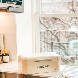 Boîte à pain blanche gaufrée, finition brillante, rangement de cuisine classique, design traditionnel, disponible au prix de gros. - Product Image 4