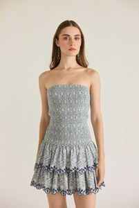 Mini robe grise douce et confortable de qualité supérieure pour femme tenue décontractée avec épaule dénudée disponible à la vente - Product Image 2