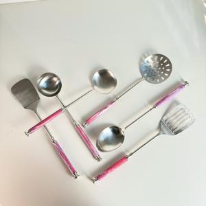 Nouveauté Ensemble d'ustensiles de cuisine en acier inoxydable de 6 pièces avec manche en résine avec boîte pour cadeau de mariage et de fête - Product Image 2
