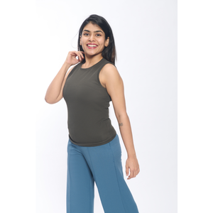 Camiseta sin mangas con ajuste elástico de mezcla de poliéster verde oscuro para mujer, cuello redondo, Ideal para capas y uso informal diario - Product Image 1