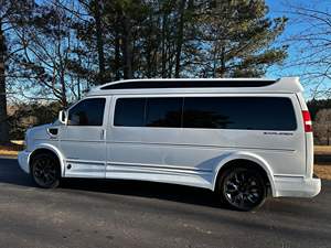 GMC Savana G2500 Explorer 2023, Conversión de Camioneta a Van de Lujo, Interior para 9 Pasajeros, Sistema de Entretenimiento Trasero - Product Image 4