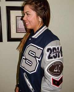 Chaqueta universitaria de lana multicolor personalizada para mujer con diseño elegante Chaqueta Letterman al por mayor para hombre con mangas de cuero - Product Image 2