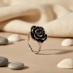 แหวนเงินทรงดอกกุหลาบสุดอินเทรนด์สำหรับผู้หญิง ประดับดอกไม้เคลือบสีดำ ชุบทองคำขาวและทองคำ - Product Image 1