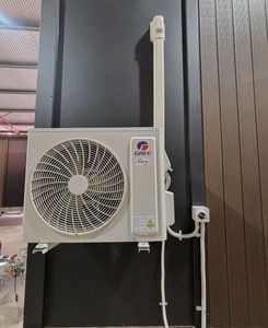 Climatiseur Split Inverter Gree Économique 30 100 BTU, Refroidissement Seulement, Classe d'Efficacité Énergétique, Idéal Hôtels, 298 m² Télécommande - Product Image 1