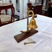Cloche décorative en laiton de 4 pouces avec plaque d'ancrage, décoration artistique polyvalente légère pour bureau/comptoir, maison ou thème nautique