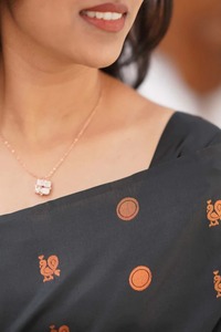 Dernière exportation exclusive de vêtements d'été indiens et pakistanais Vesta Saree en soie à bordure jacquard avec riche pallu pour les fêtes d'hiver - Product Image 2