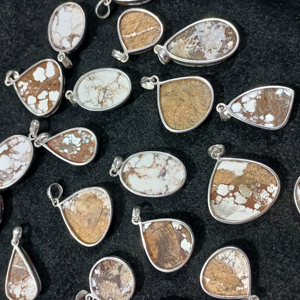 Collar con Colgante de Plata de Ley 925 con Turquesa y Múltiples Piedras de Alta Calidad, Diseño Caballo Salvaje - Product Image 4