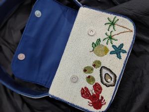 Bolso Bandolera Hecho a Mano con Cuentas, Correa de Cadena, Estilo Ecológico y Moderno, Diseño Personalizado con Temática de Playa Jeddah, Botón de Perla y Flor - Product Image 2