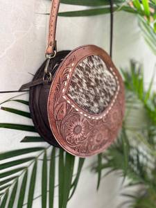 Bolso Bandolera Redondo de Cuero 100% Genuino con Borla, Grabado Floral a Mano, para Portar Objetos Ocultos, con Pelo - Product Image 3