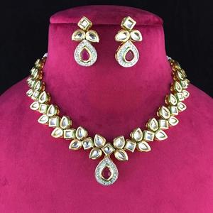 Ensemble Kundan de luxe en plaqué or de qualité supérieure Ensemble collier élégant avec boucles d'oreilles en pierre Look pour fiançailles ou mariage pour femmes - Product Image 1
