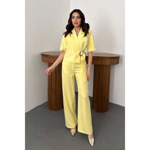 Conjunto de Chaqueta y Pantalones Amarillos con Hebilla Individual para Mujer, Marca Elisa Fashion - Product Image 1