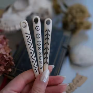 Aguja de Hueso Ecológica Pulida a Mano para Costura Tradicional de Crescent Crafts - Product Image 2