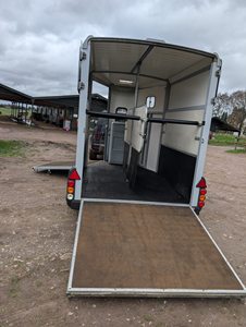 Remolque para Caballos Pegasus 2 con Área de Estancia, Eje Doble Negro/Blanco, Diseño de Color Personalizado, Capacidad de 2400 kg, Remolque Flotante en Ángulo - Product Image 6