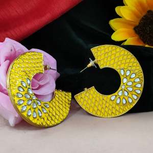 Pendientes de Moda Tradicionales Indios de Alta Calidad Vjoshijewels para Chicas, Colores Vibrantes, Intrincados Detalles en Meenakari, Kundan y Esmalte - Product Image 1