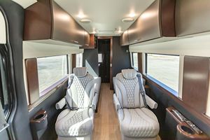 Mercedes-Benz Sprinter 3500XD Xalta 2020 d'occasion en excellent état, 19 400 milles, conversion en camping-car de luxe, cuisine complète, moteur turbodiesel - Product Image 5