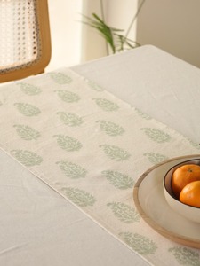 Chemin de table double couche en toile de coton slub premium, imprimé floral, style damassé tissé à pompons, vert, personnalisable pour salle à manger - Product Image 3