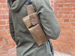 Sac bandoulière en cuir pleine fleur Design classique avec sangle réglable et fermeture à glissière sécurisée - Product Image 3